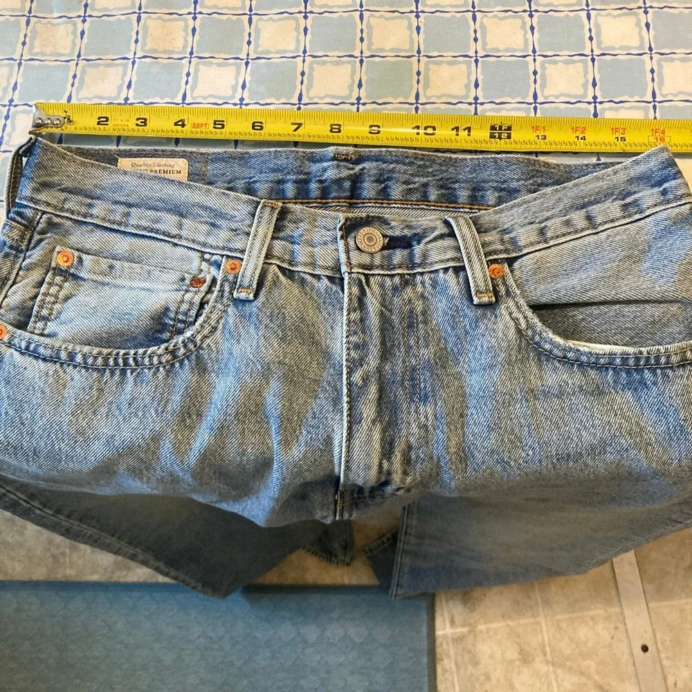 NWT Levis 567 Loose Bootcut Jeans Mens 32x34 Light Wash Blue Denim Premium